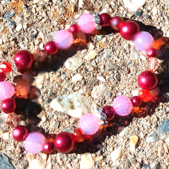 Pretty Red Strech Bracelet.Handcrafted 7" Bracelet - Picture 1 of 3